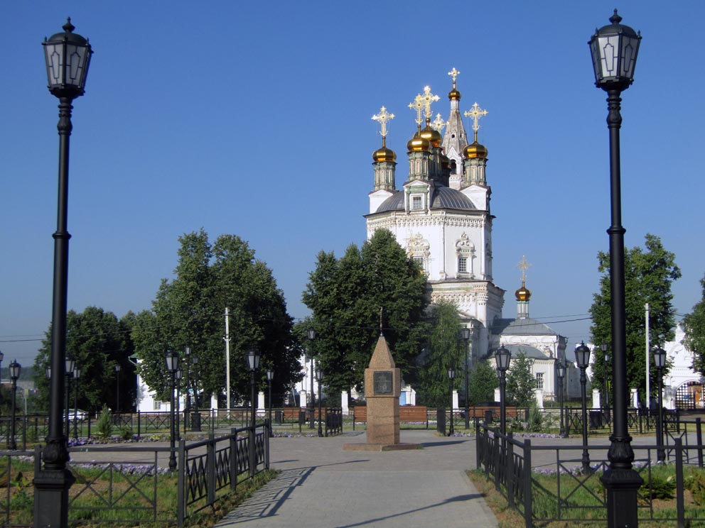 Свято-Троицкий собор с центральной площади Верхотурья