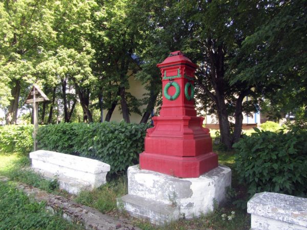 Постамент старинного памятника