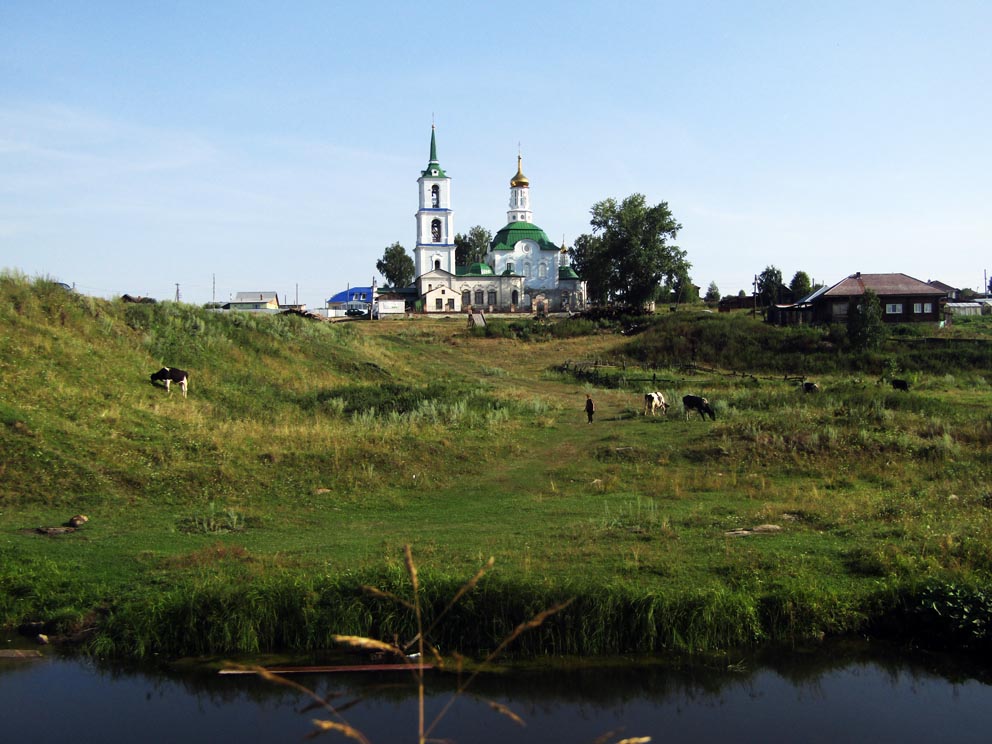 Поселок Нейво-Шайтанский: пейзаж с храмом Петра и Павла
