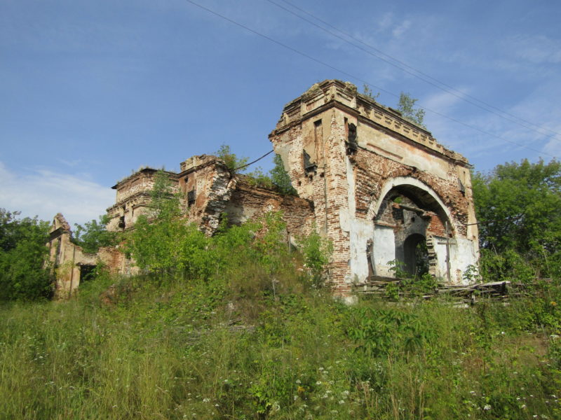 Руины старинного Успенского храма в Верхней Синячихе