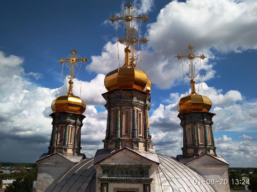Купола Троицкого собора с колокольни, на которую в наши дни может подняться любой желающий