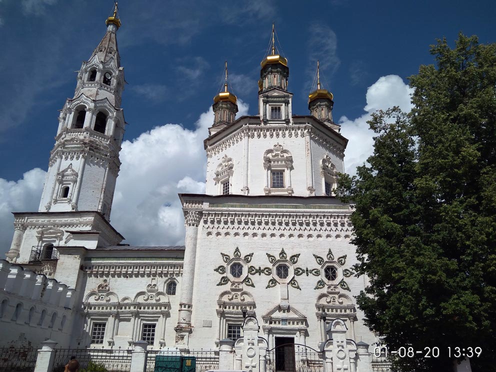 Свято-Троицкий собор у входа в Верхотурский кремль