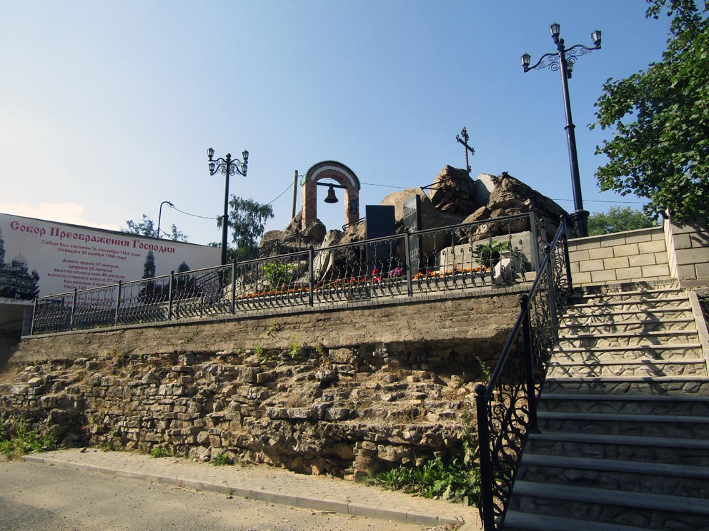 Мемориал на руинах старого Преображенского храма в Серове
