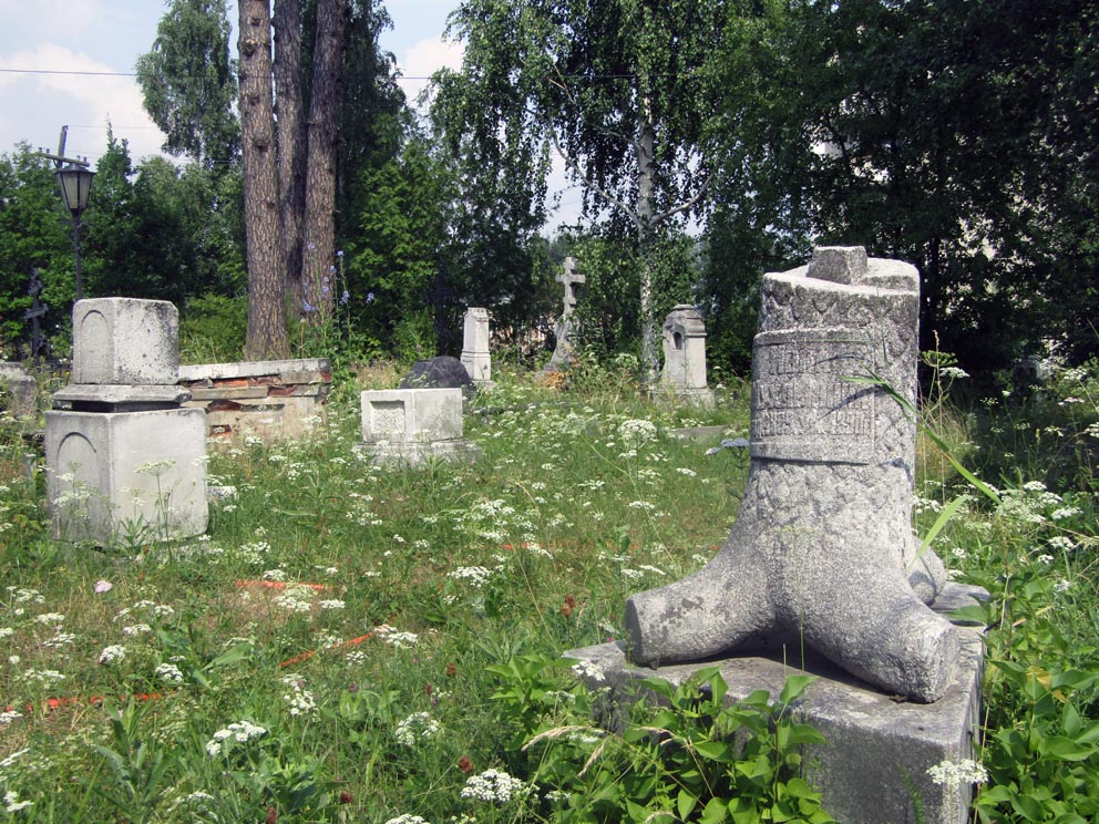 Старинные надгробья рядом с Казанским храмом в Карпинске