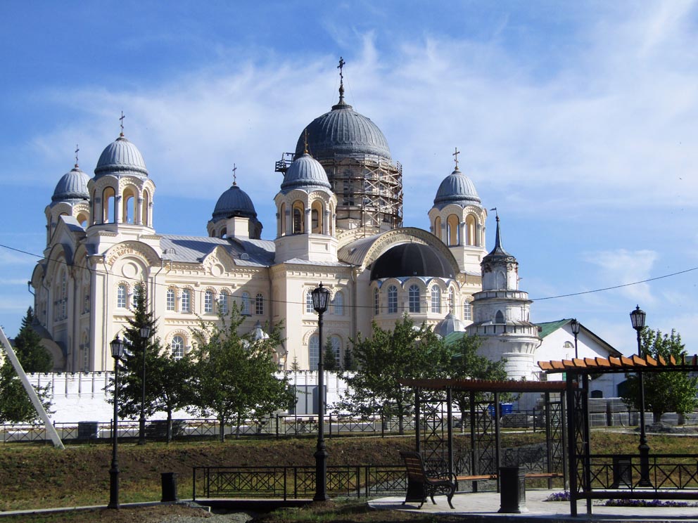 Крестовоздвиженский собор с центральной площади Верхотурья