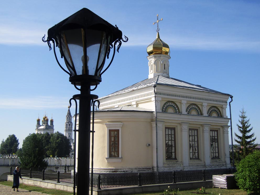 Николаевский храм Свято-Николаевского монастыря, слева - Троицкий собор