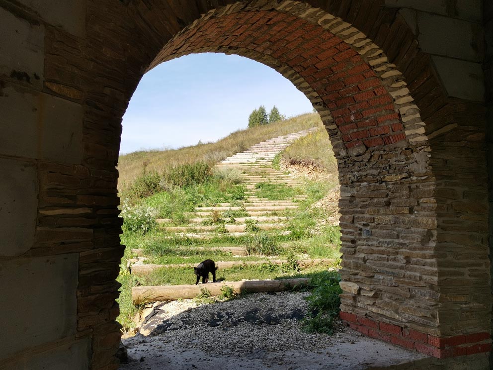 Вход через ворота на монастырский угор