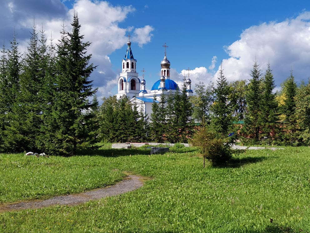 Вид на Успенский храм в Новоуткинске из Богородичного сада