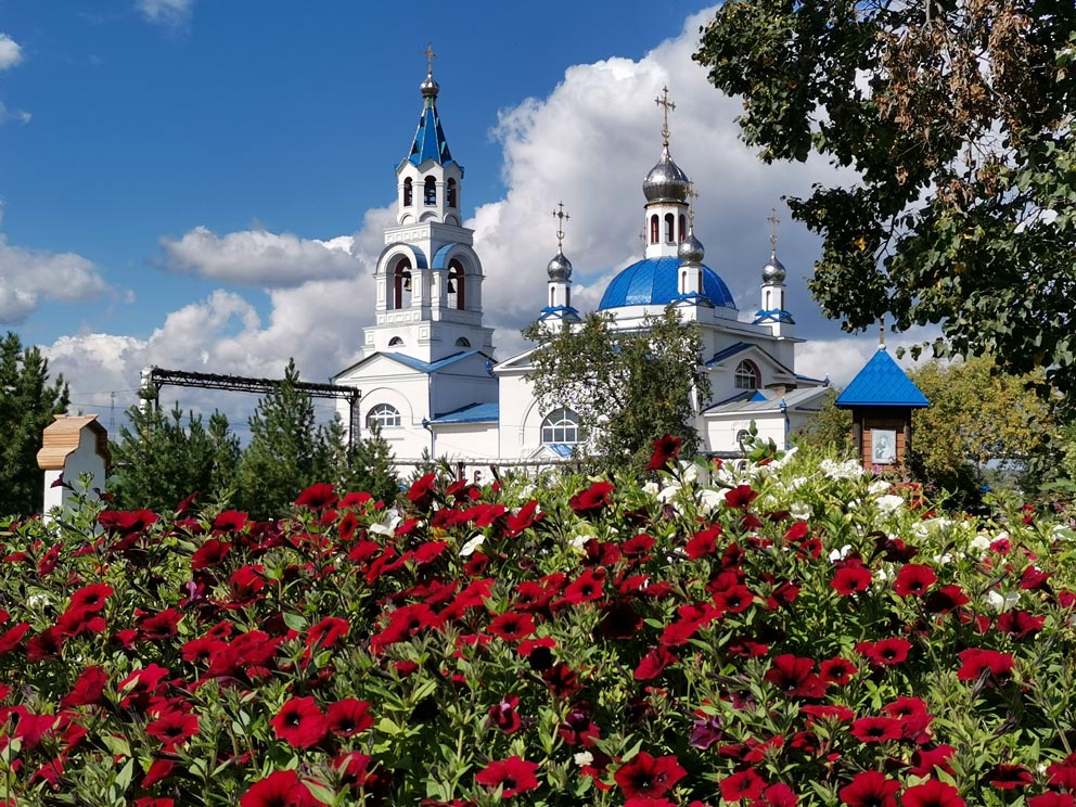 Вид на Успенскую церковь в Новоуткинске из Богородичного сада