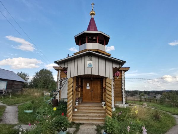 У входа в храм в Вогулке
