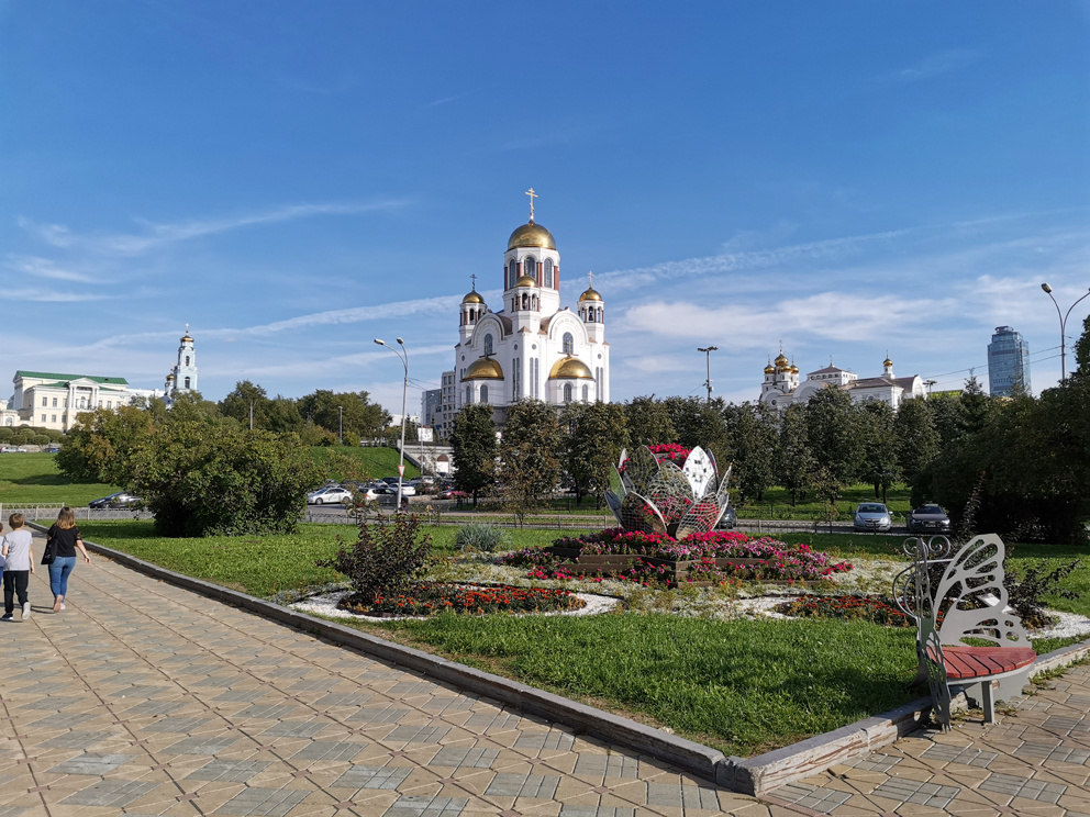 Храм на Крови в Екатеринбурге со стороны сквера за Царской улицей