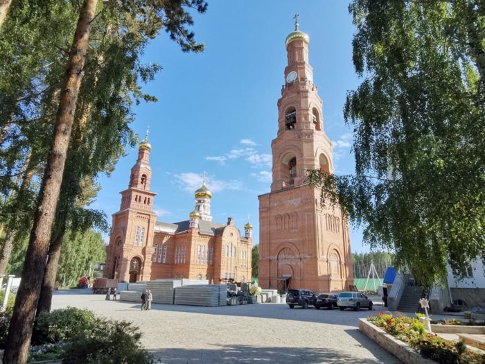 Благовещенский храм и колокольня Среднеуральского монастыря