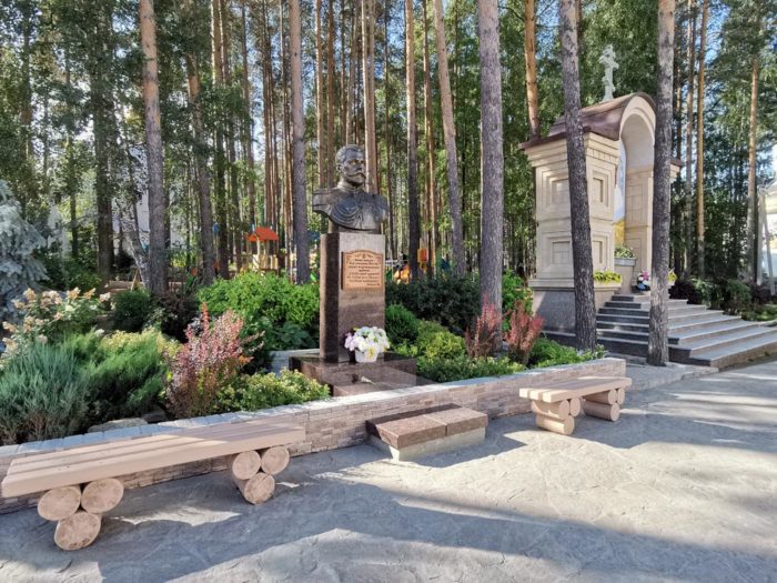 Памятник царю Николаю II. Среднеуральский женский монастырь многое связывает с государем