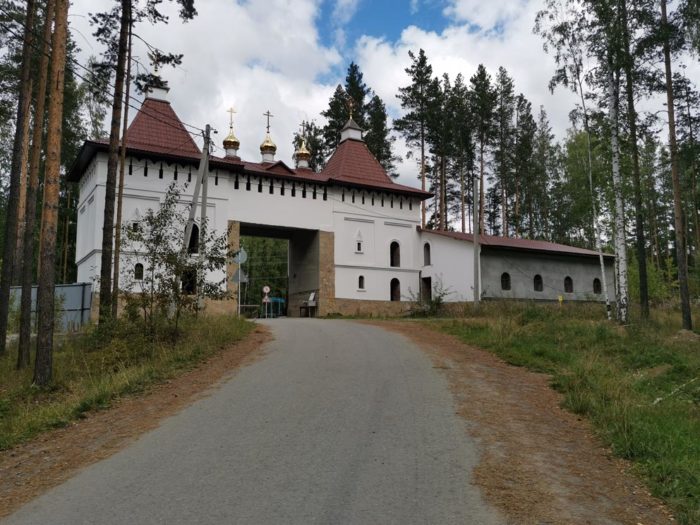 Среднеуральский женский монастырь: ворота с надвратной церковью