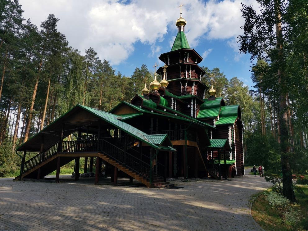 Храм во имя святого преподобного Сер­гия Радонежского