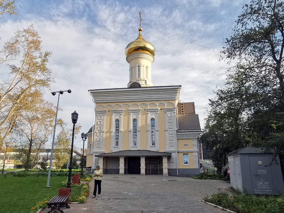 Храм со стороны сквера