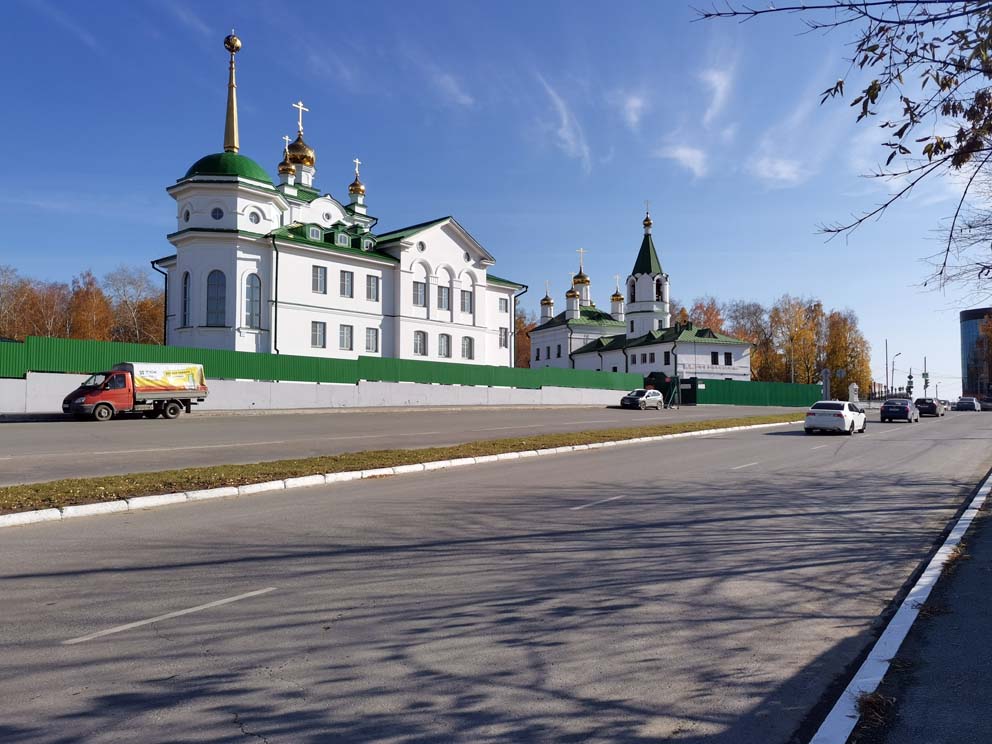 Духовный центр и Успенская церковь в Березовском