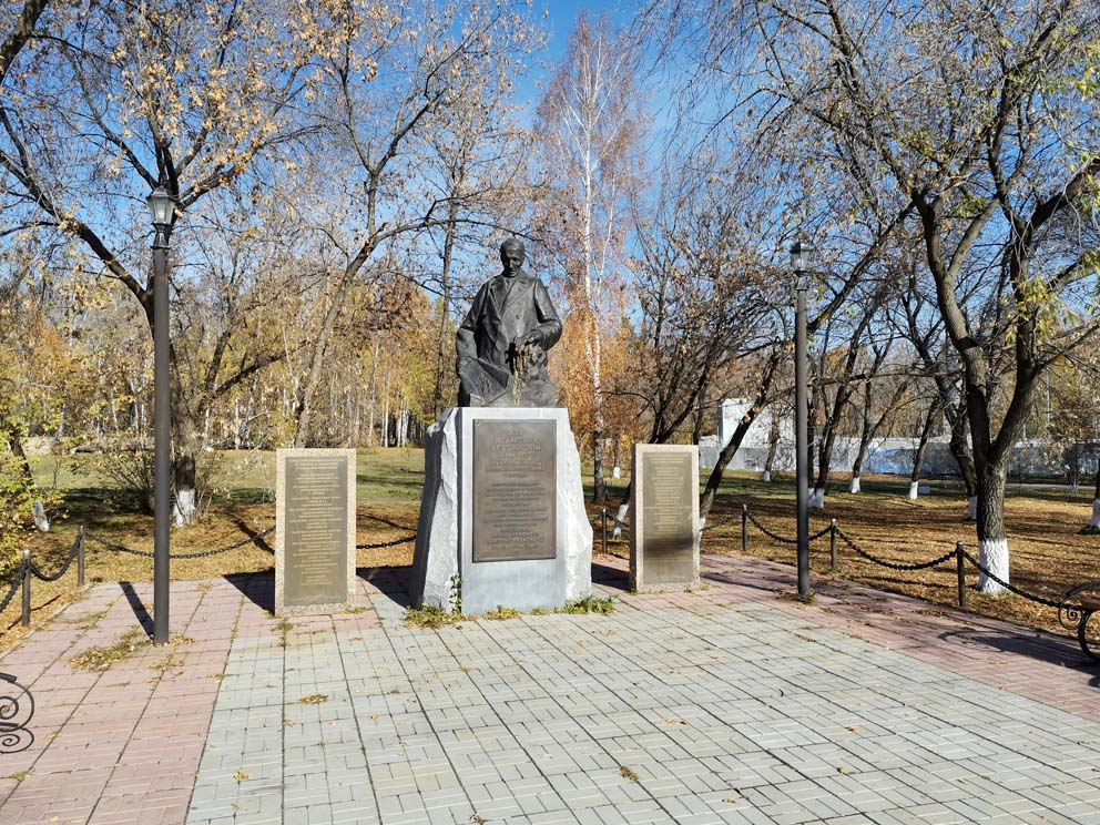 Памятник Льву Брусницыну в Березовском