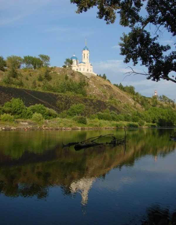 Вид на храм Иоанна Предтечи с противоположного берега реки Реж