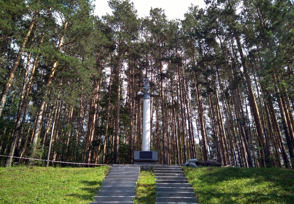 Памятник на месте первой золоторудной шахты в России