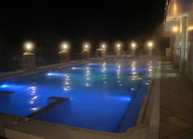 Термальный бассейн “Баден-Баден” в Реже ночью