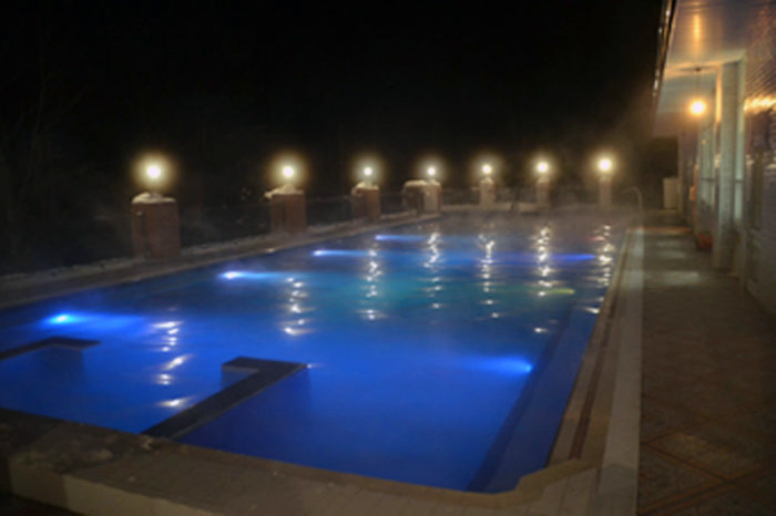 Термальный бассейн “Баден-Баден” в Реже ночью