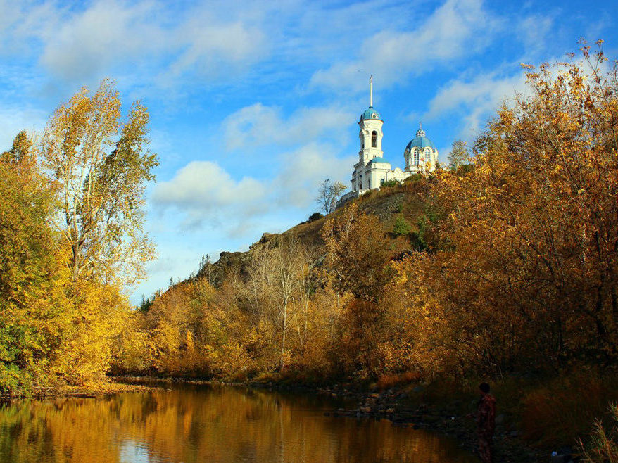 Храм Иоанна Предтечи в Реже в золотую осень. Фото Дениса Рычкова