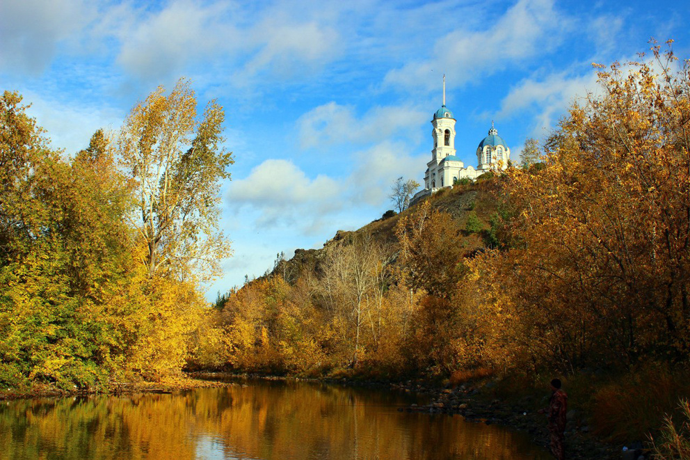 Храм Иоанна Предтечи в Реже в золотую осень. Фото Дениса Рычкова
