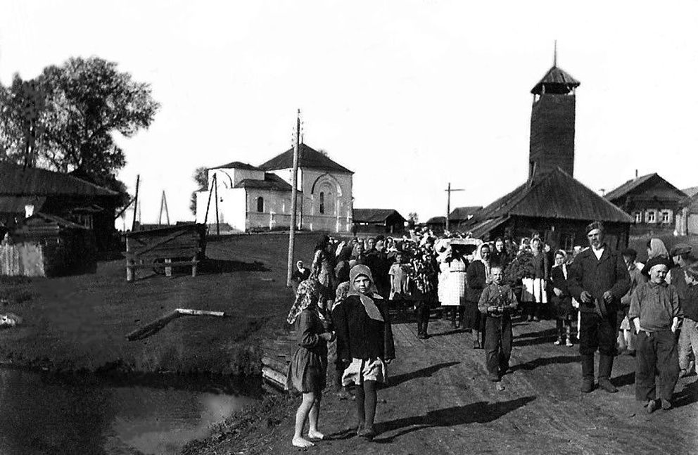 Пожарная и бывший храм Петра и Павла в Арамашке в середине XX века