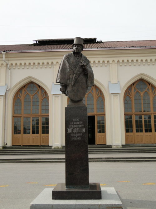 Памятник барону Штиглицу у станции Новый Петергоф: на его деньги в 1857 году построена железная дорога С.-Петербург - Петергоф