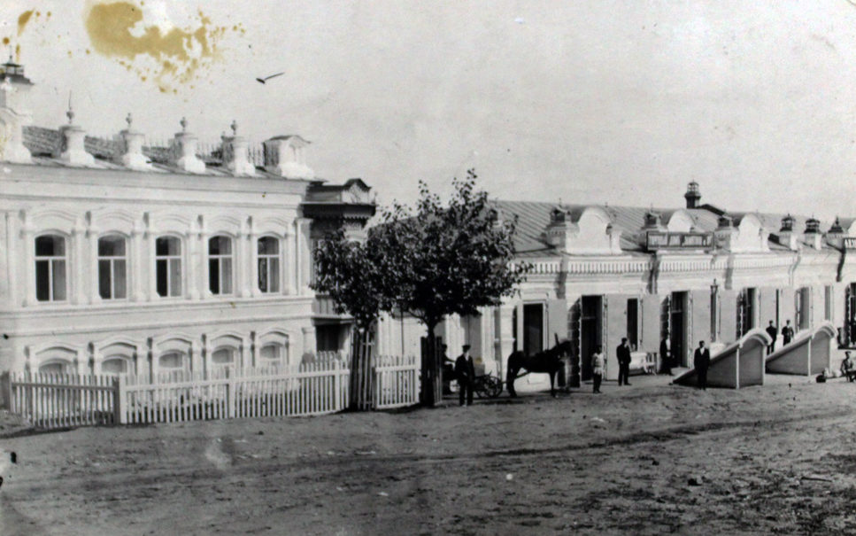 Дом и лавки известных режевских купцов Замятиных. Фото начала XX века