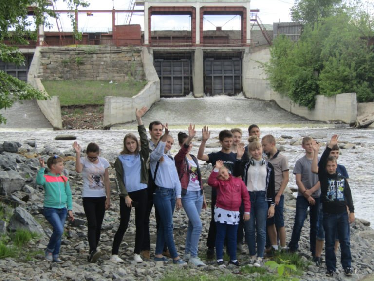 Перед шлюзами Режевской плотины туристы из Ирбита во время экскурсии по Режу от турфирмы «Малыш и Карлсон»