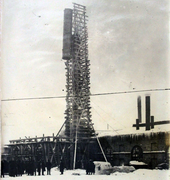 Установка трубы в заводской котельной высотой 39,5 метров. Фото 1908 года