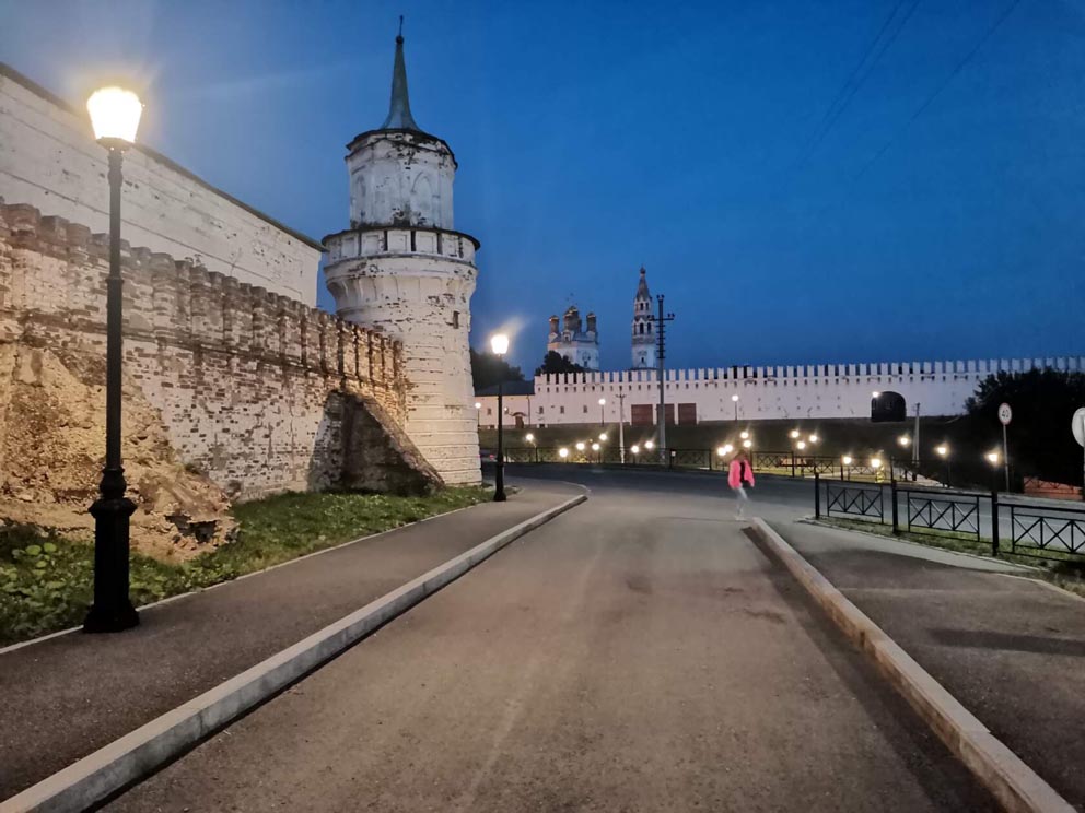 У стены Свято-Николаевской обители в Верхотурье вечером. В центре, на заднем плане, стена Верхотурского кремля