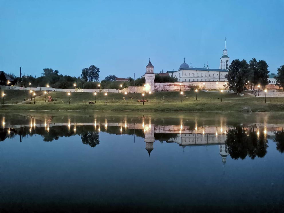 Верхотурский Свято-Николаевский мужской монастырь вечером с правого берега городского пруда Калачик