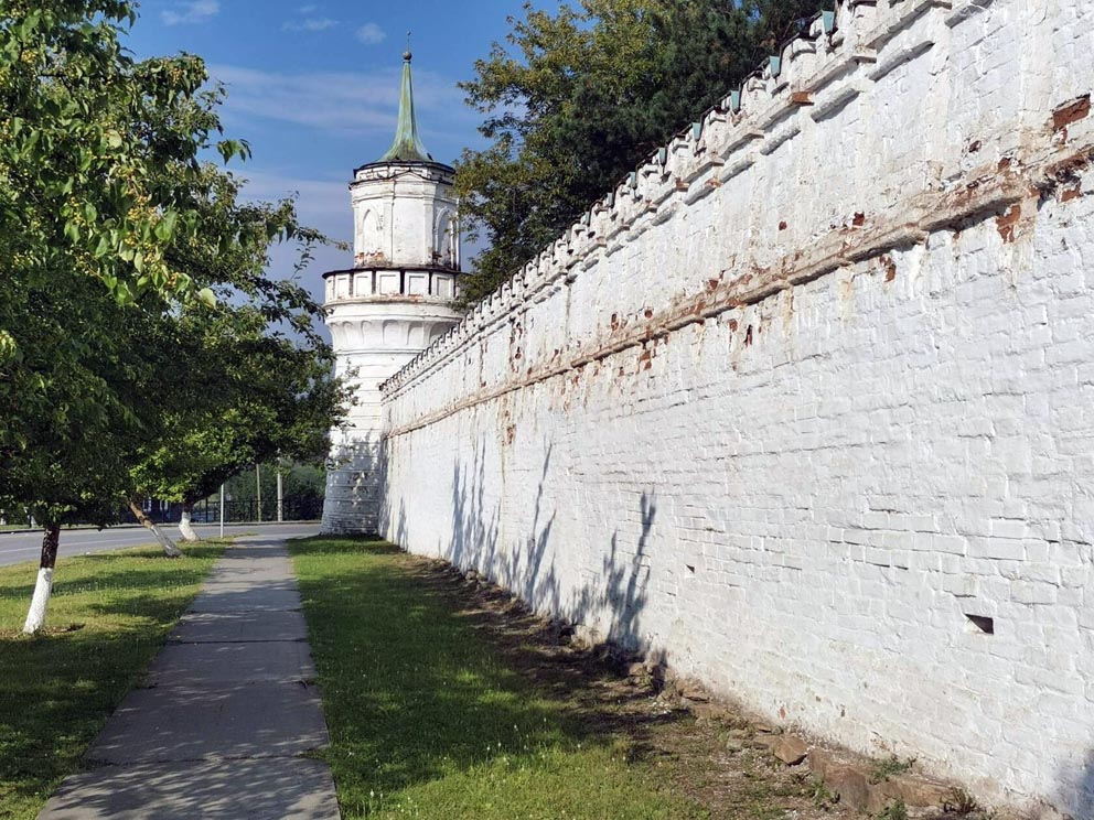 Стена и башня Николаевского монастыря в Верхотурье в наши дни