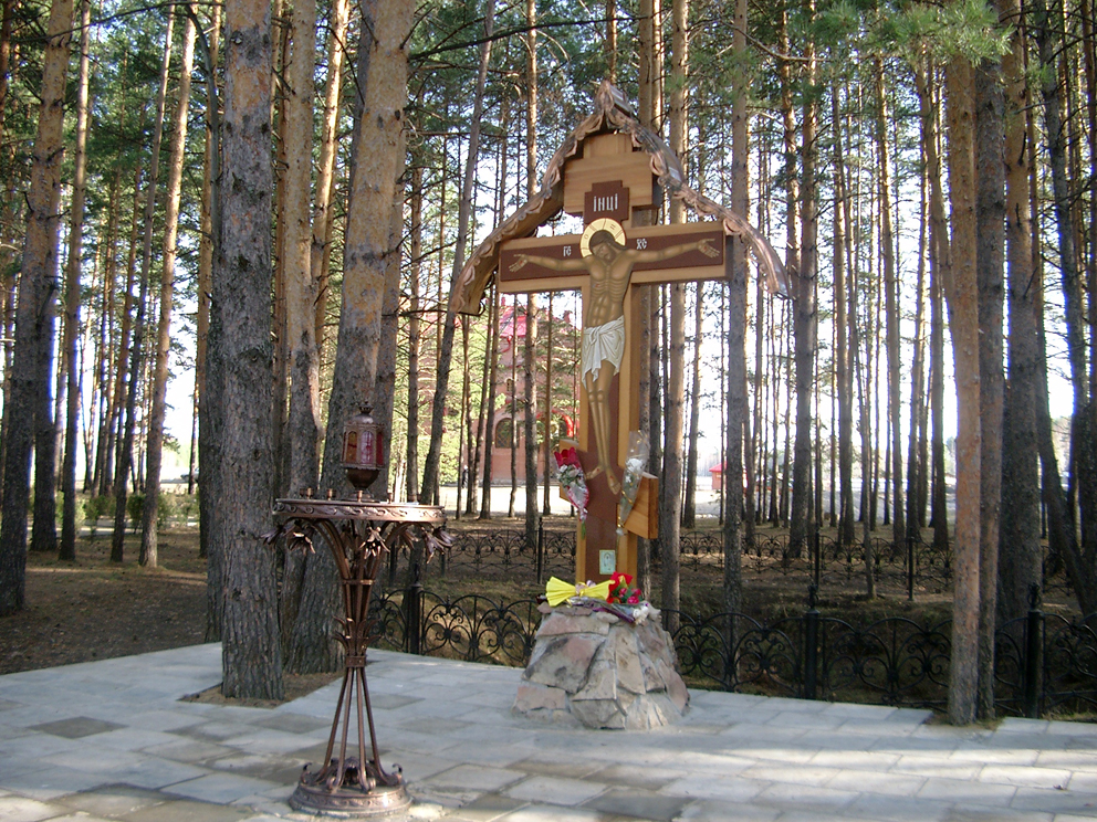Поклонный крест у шахты, в которую были сброшены Романовы. Ныне главная святыня мужского монастыря