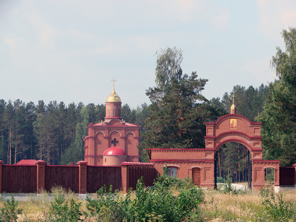Мужской монастырь под Алапаевском. Монастырский храм во имя новомучеников Российских в 2007 году. Фото Дениса Рычкова