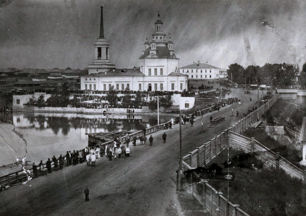 Еще один вид на старую плотину Алапаевского завода и Свято-Троицкий собор. Фото начала XX века