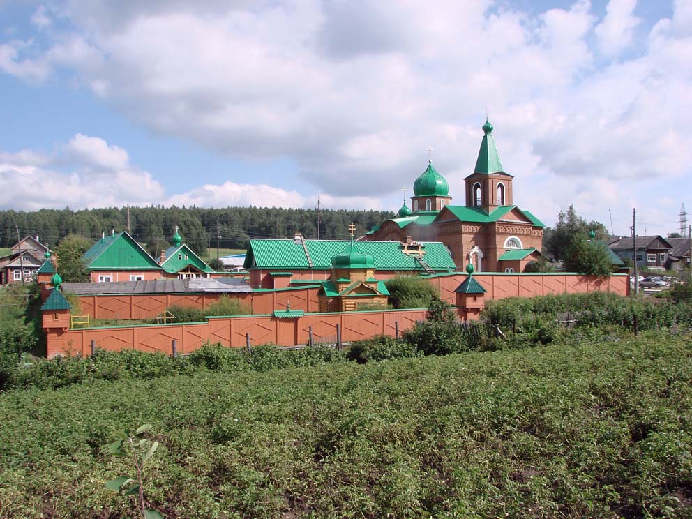 Еще один вид на Свято-Троицкий монастырь в Тарасково