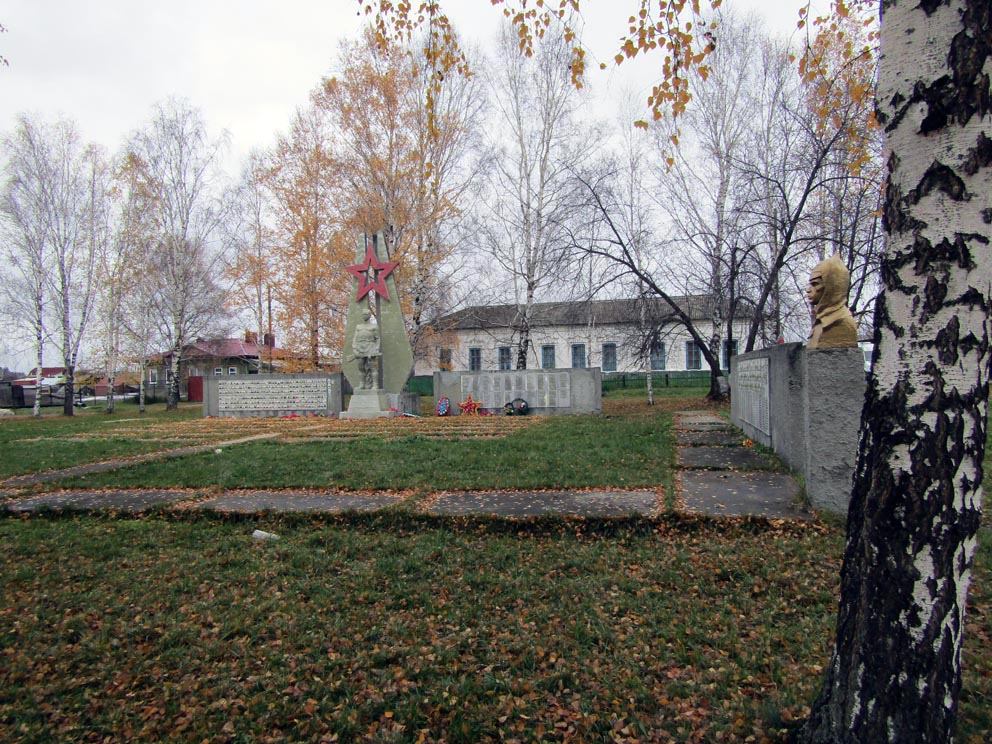 Село Черемисское: Аллея Славы перед музеем на бывшей церковной площади