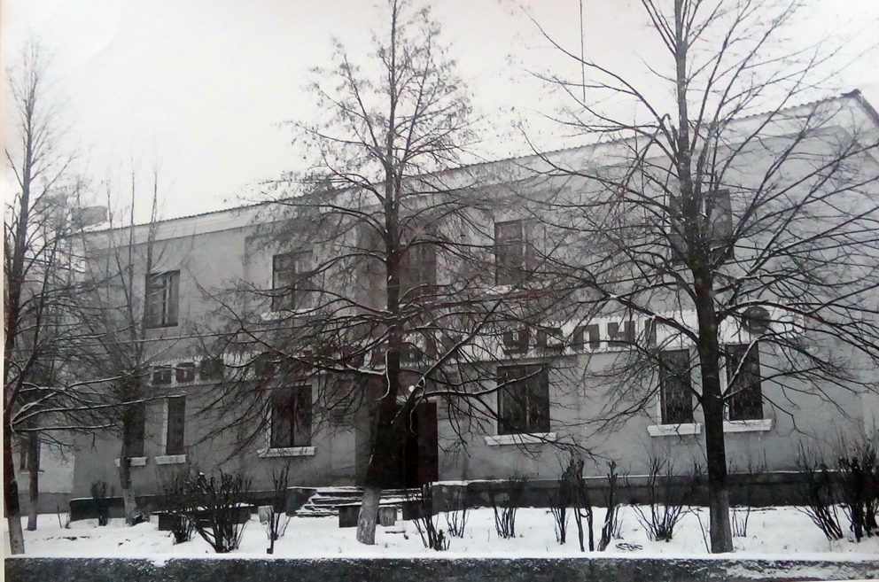 Дом бытовых услуг в поселке Быстринском (ныне храм во имя Ксении Петербургской). Фото 1980-х годов