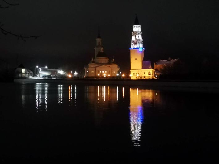 Спасо-Преображенский собор и наклонная башня ночью