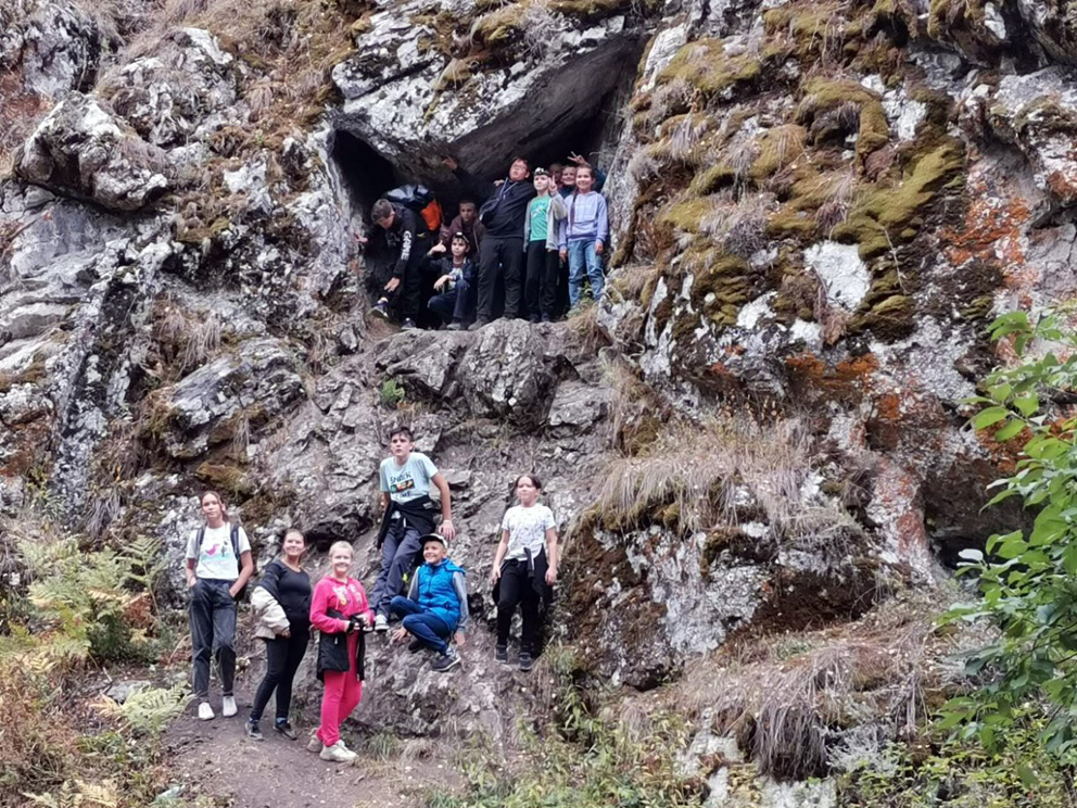 Во время похода в Смолинскую пещеру: в «пещерном» овраге можно рассмотреть несколько гротов и даже Целующиеся» скалы