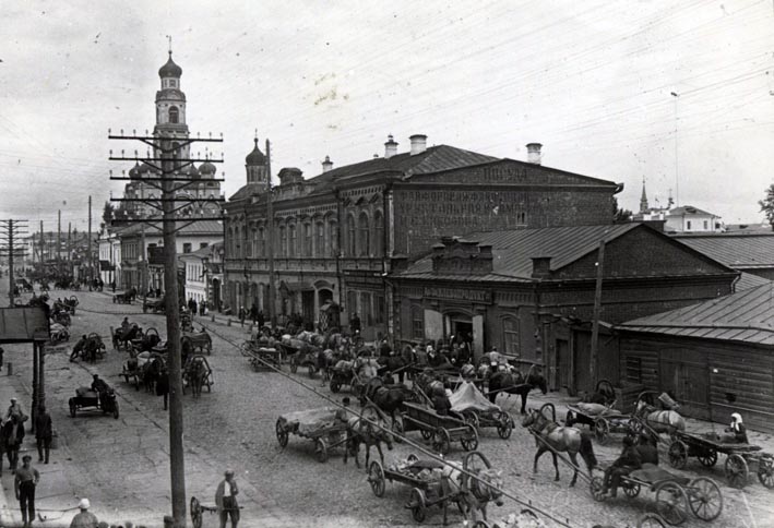 Улица Уктусская (ныне 8 марта) в Екатеринбурге конца XIX века с видом на храм Большой Златоуст