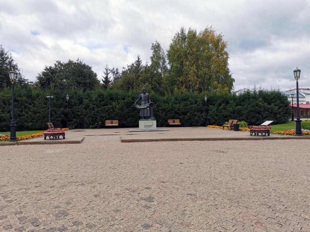 У памятника архитектору Тобольского кремля - С. У. Ремезову