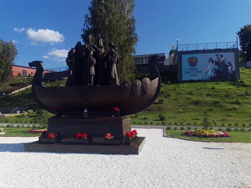 Памятник семье Николая II рядом с Рождественско-Богородицким Илиинским женским монастырем