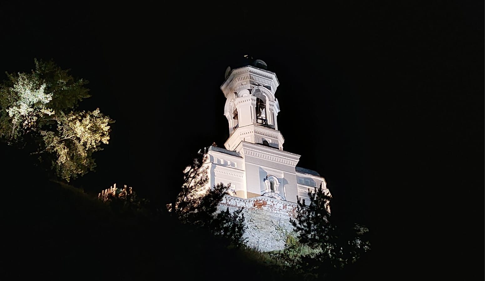 Самое первое наше фото Нагорного храма с подсветкой