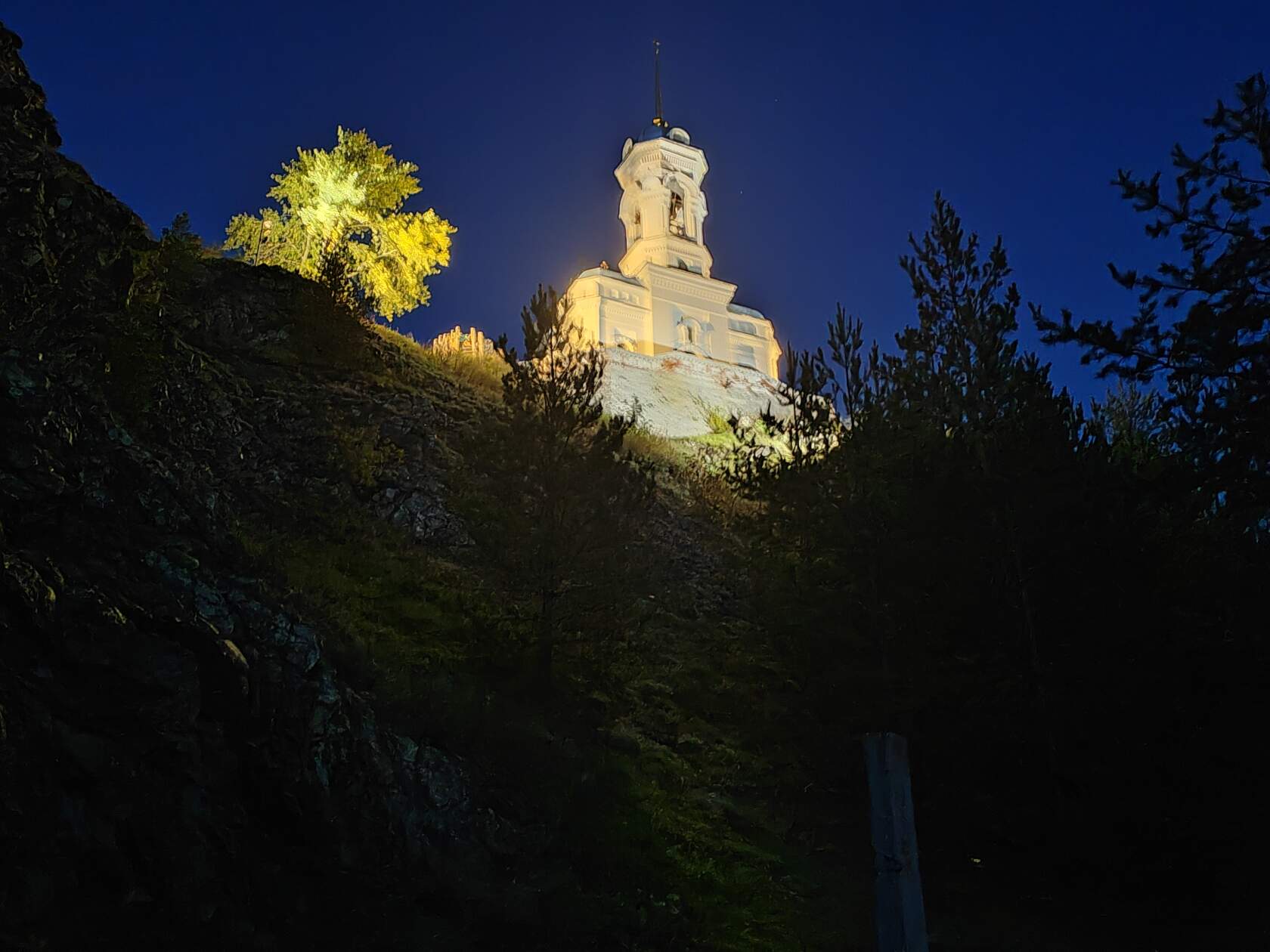 Храм Иоанна Предтечи в Реже ночью